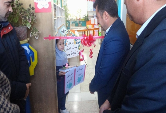 همزمان با نهمین روز دهه مبارک فجر، نمایشگاه فرهنگی هنری کانون پرورش فکری کودکان و نوجوانان شهرستان دهگلان با حضور مسئولان شهرستان افتتاح شد.